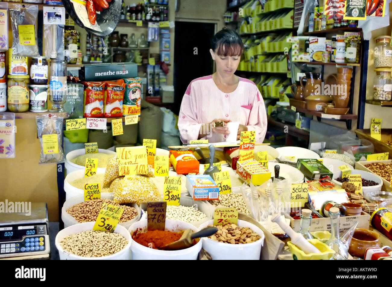 Perpignan, Francia, donna che lavora in un piccolo negozio di alimentari locale gastronomia assistente al negozio sul marciapiede, negoziante locale, prezzi del cibo, venditore locale Foto Stock