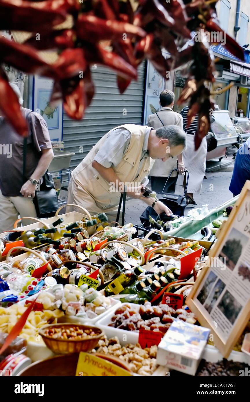 Perpignan, Francia, Senior uomo Shopping nel piccolo locale Fruttivendolo, delicatessen, Display sul marciapiede, shopper la scelta di merci Foto Stock