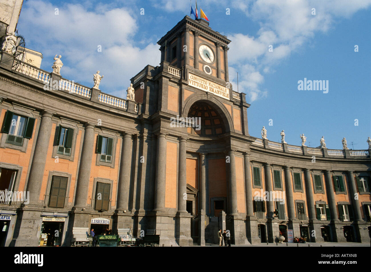 Napoli Italia la forma di una mezzaluna Convitto Nazionale progettato da Luigi Vanvitelli 1757 1763 Piazza Dante Foto Stock
