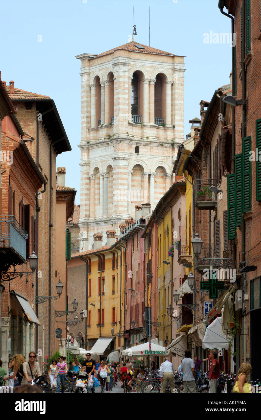 Ferrara Italia la torre campanaria del Duomo sopra torri di case sulla Via Mazzini nell'ex ghetto ebraico Foto Stock