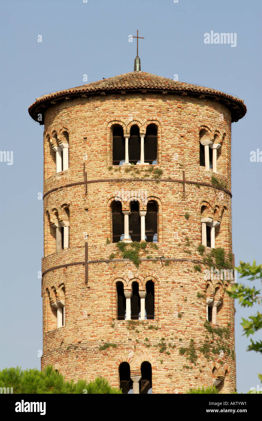 Ravenna Italia il campanile cilindrico del 5° C Basilica di Sant Apollinare in Classe Foto Stock