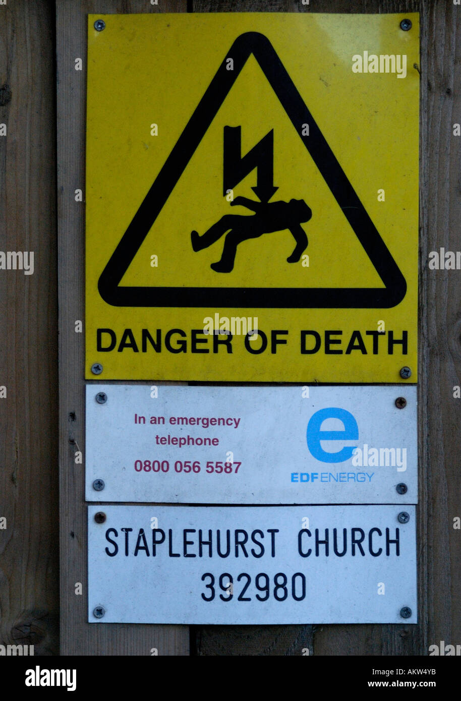 Pericolo di morte segno alla Chiesa di Tutti i Santi Staplehurst Staplehurst Kent England Regno Unito 08 agosto 2006 Foto Stock