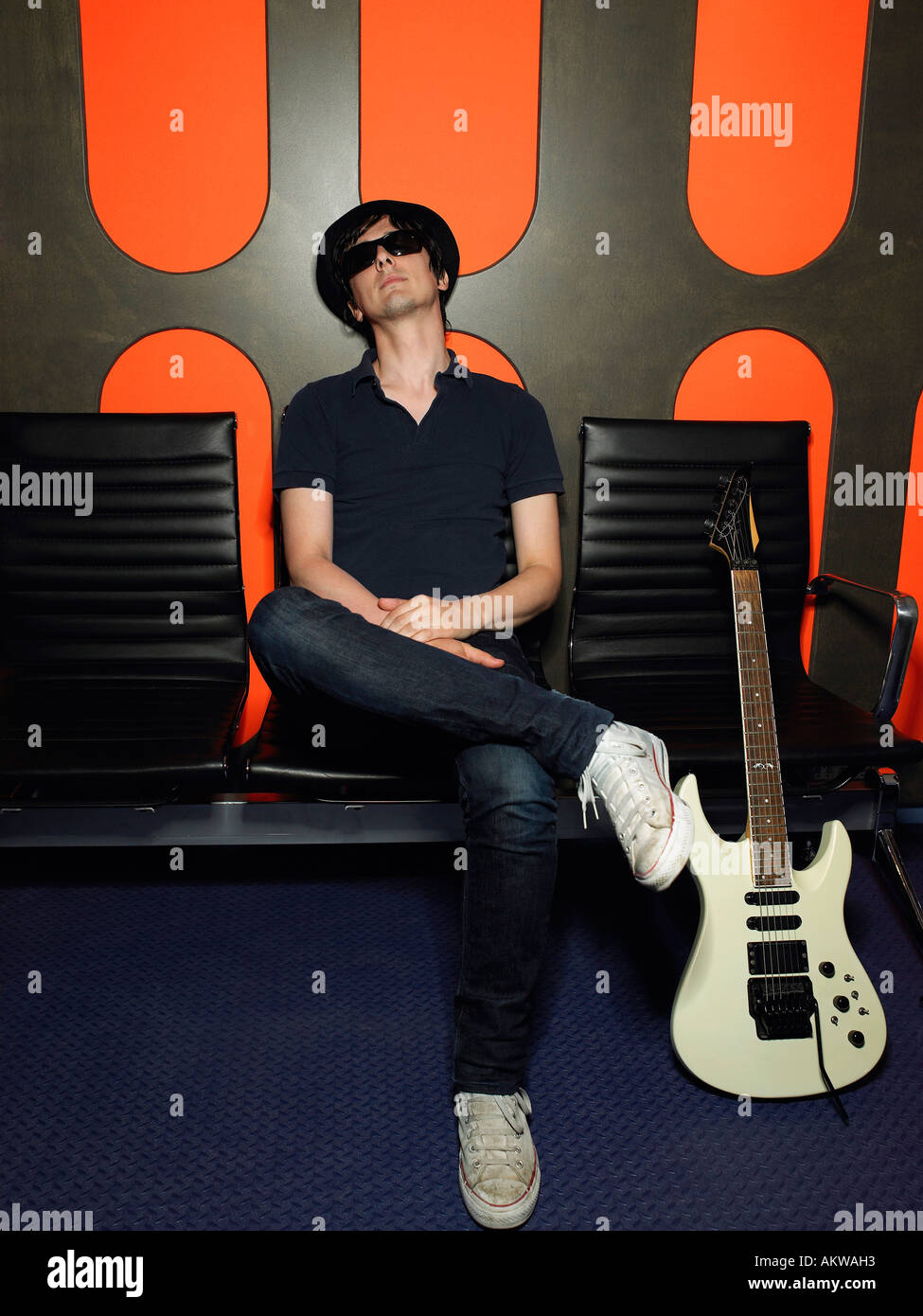 Giovane uomo in occhiali da sole con la chitarra, ritratto Foto Stock