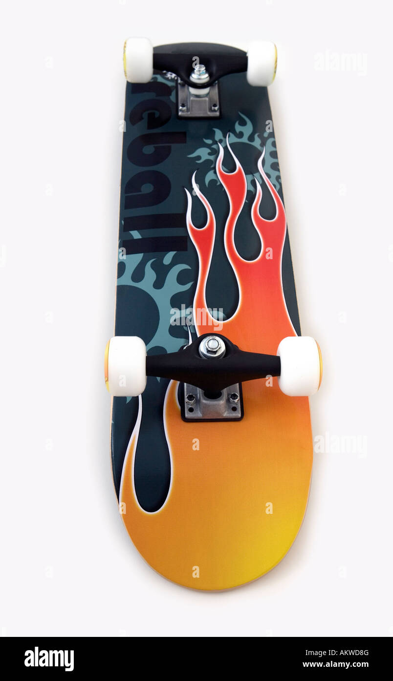 Uno skateboard ritagliata su sfondo bianco Foto Stock