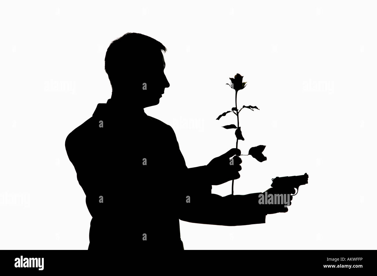 Uomo con pistola e rose, silhouette Foto Stock
