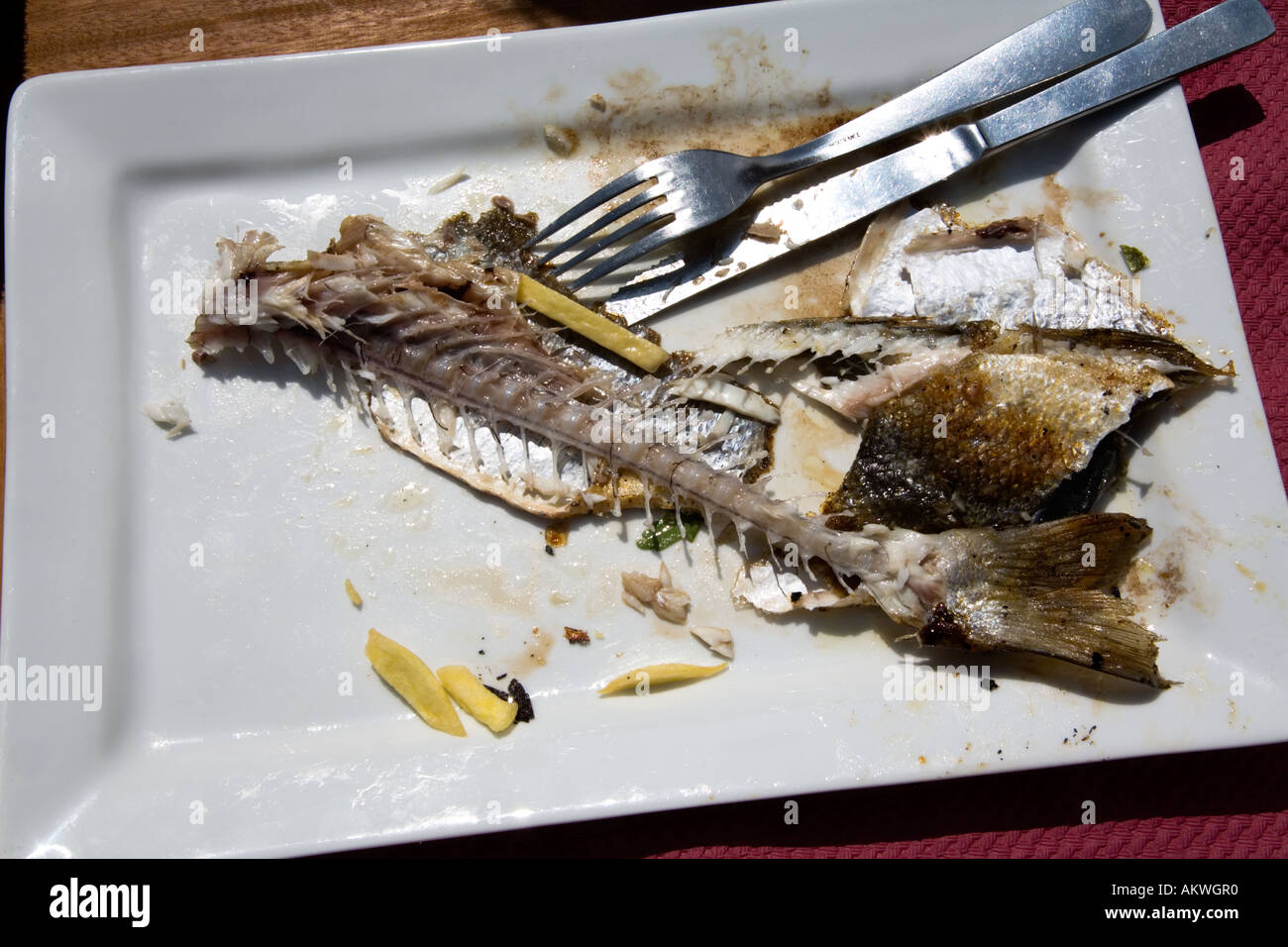 Grigliata di bass dopo il pasto Francia Foto Stock