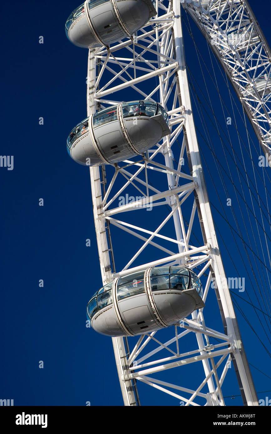 London Eye ruota panoramica Ferris contro un luminoso cielo blu Foto Stock