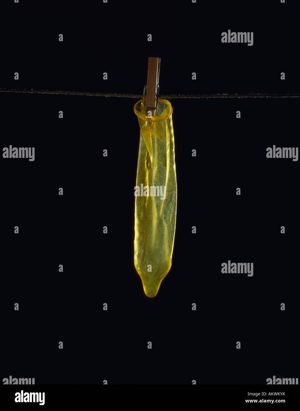 Preservativo usato su stendibiancheria, close-up Foto stock - Alamy