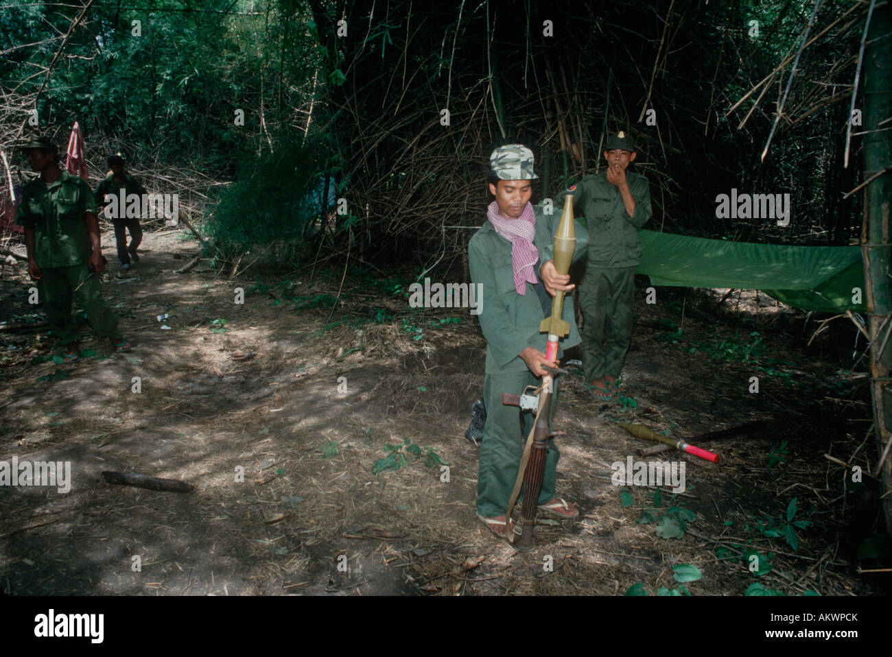Cambogia, Battambang, esercito cambogiano truppe nei pressi di Pailin. Soldato nel far risaltare i carichi proiettile nella schermata di avvio di RPG2. Foto Stock