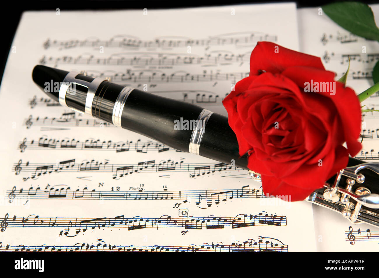 Clarinetto sul foglio di musica con red rose Foto Stock