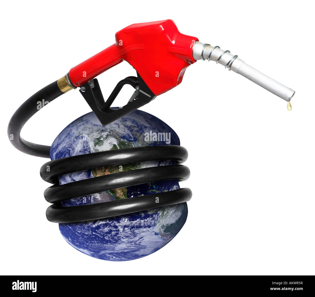 La terra con il combustibile essendo spremuto fuori attraverso l'ugello di gas ritagliata su sfondo bianco Foto Stock