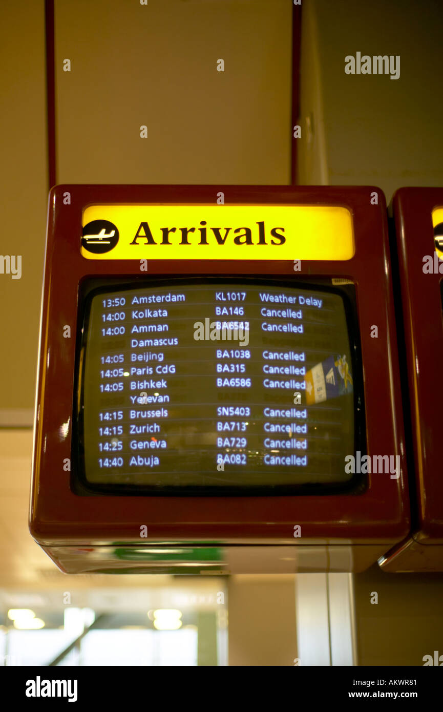 Sciopero a Heathrow Terminal quattro display che mostra tutti i voli sono stati cancellati Londra Regno Unito 2005 Foto Stock