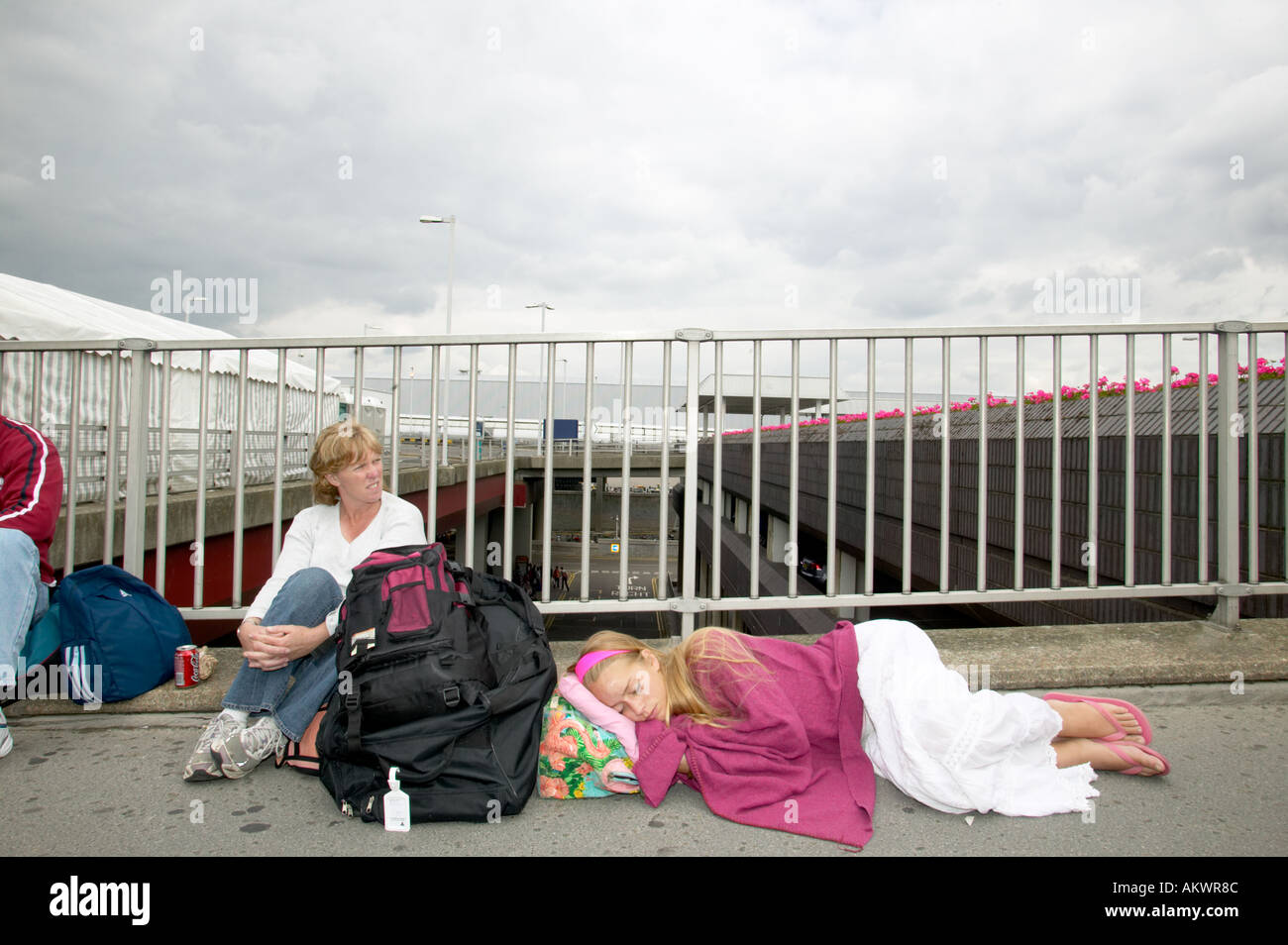Due donna attendere con le loro borse durante uno sciopero a Heathrow Terminal Four London REGNO UNITO 2005 Foto Stock