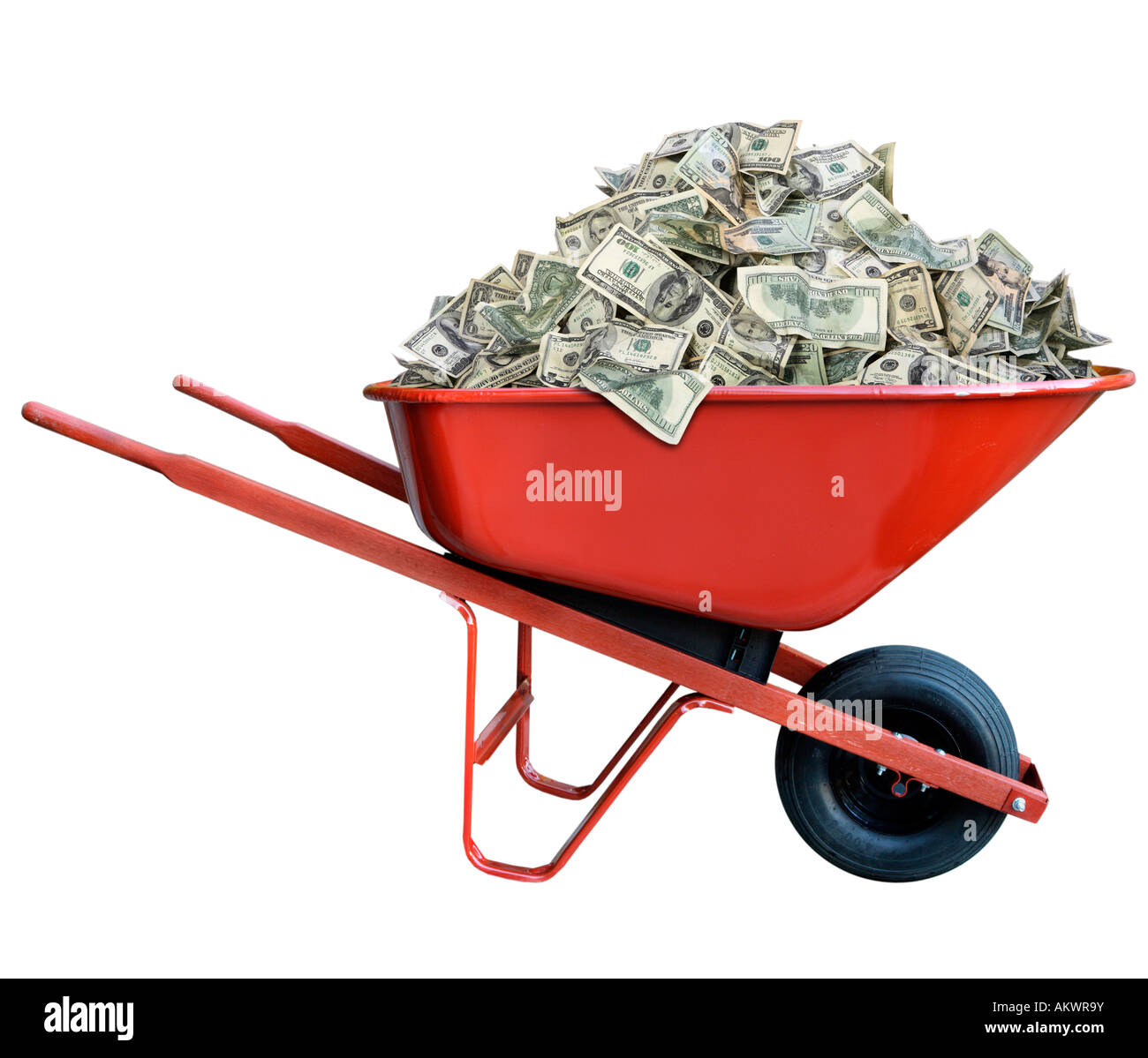 Pila di denaro in una ruota di barrow ritagliata su sfondo bianco Foto Stock