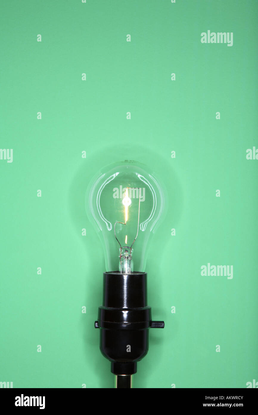 Lampadina su sfondo verde Foto Stock