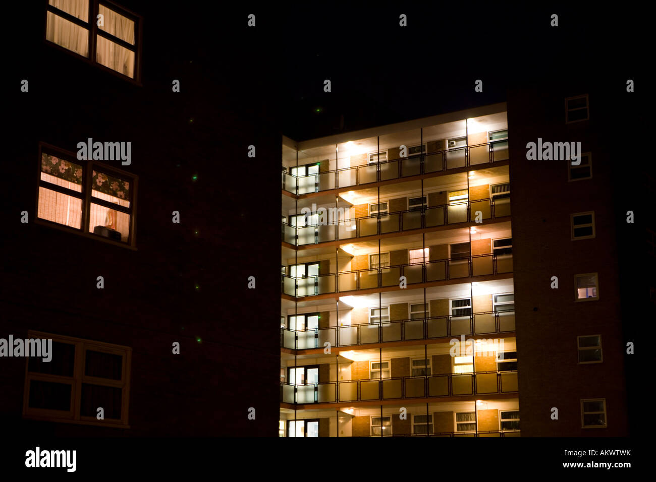 Colpo di costruiti a tal fine anni sessanta blocco di appartamenti / appartamenti scattata di notte Foto Stock