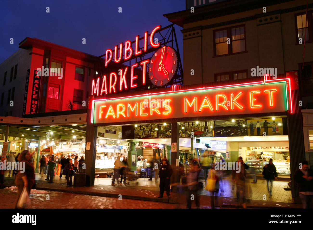 Insegne al neon di notte s Pike Place Market Seattle WA Foto Stock