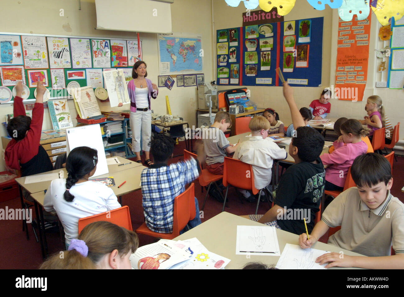 Insegnante di anatomia di insegnamento lezione per i bambini della scuola elementare Foto Stock