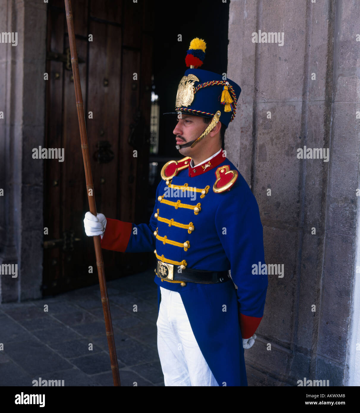 Una cintura alta tre-quarto veduta laterale della guardia presidenziale presso il Palazzo de Gobierno in un colorito uniforme di Quito Pichincha Ecuador Foto Stock