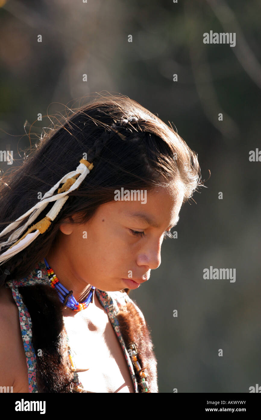 Un triste guardando Native American Indian bambino Foto Stock