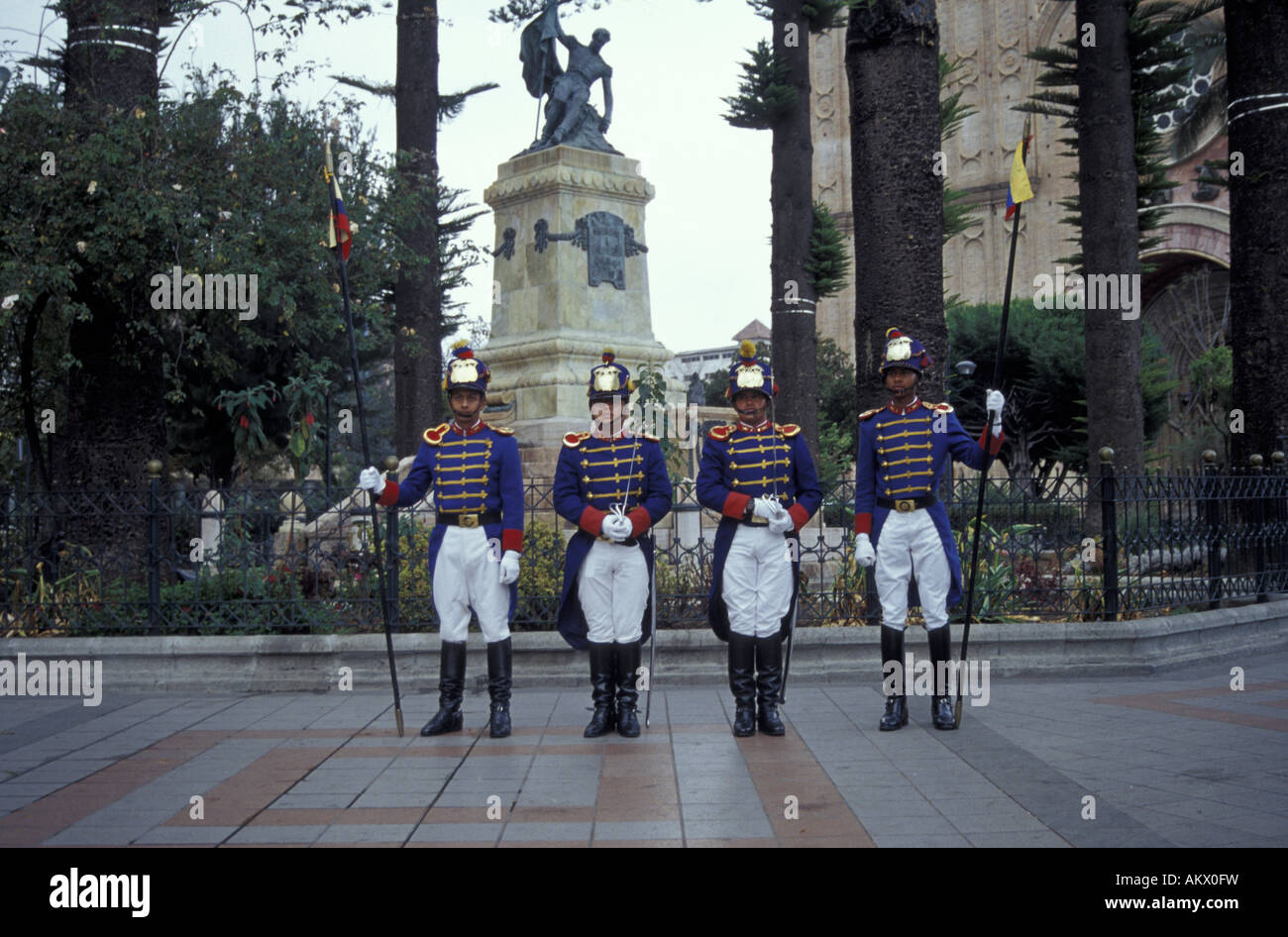 I soldati vestiti in parata uniformi nel Parque Calderon, la piazza principale di Cuenca, Ecuador Foto Stock