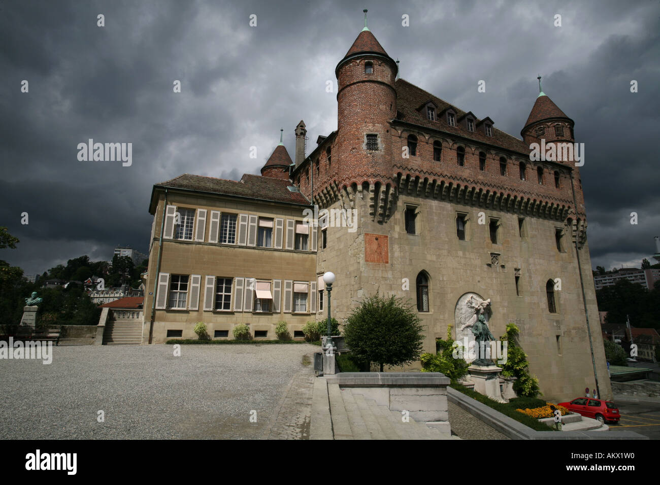 Incalza temporale e nuvole nere dietro il castello Saint-Maire nei vecchi borghi di Losanna e di Vaud, Svizzera Foto Stock