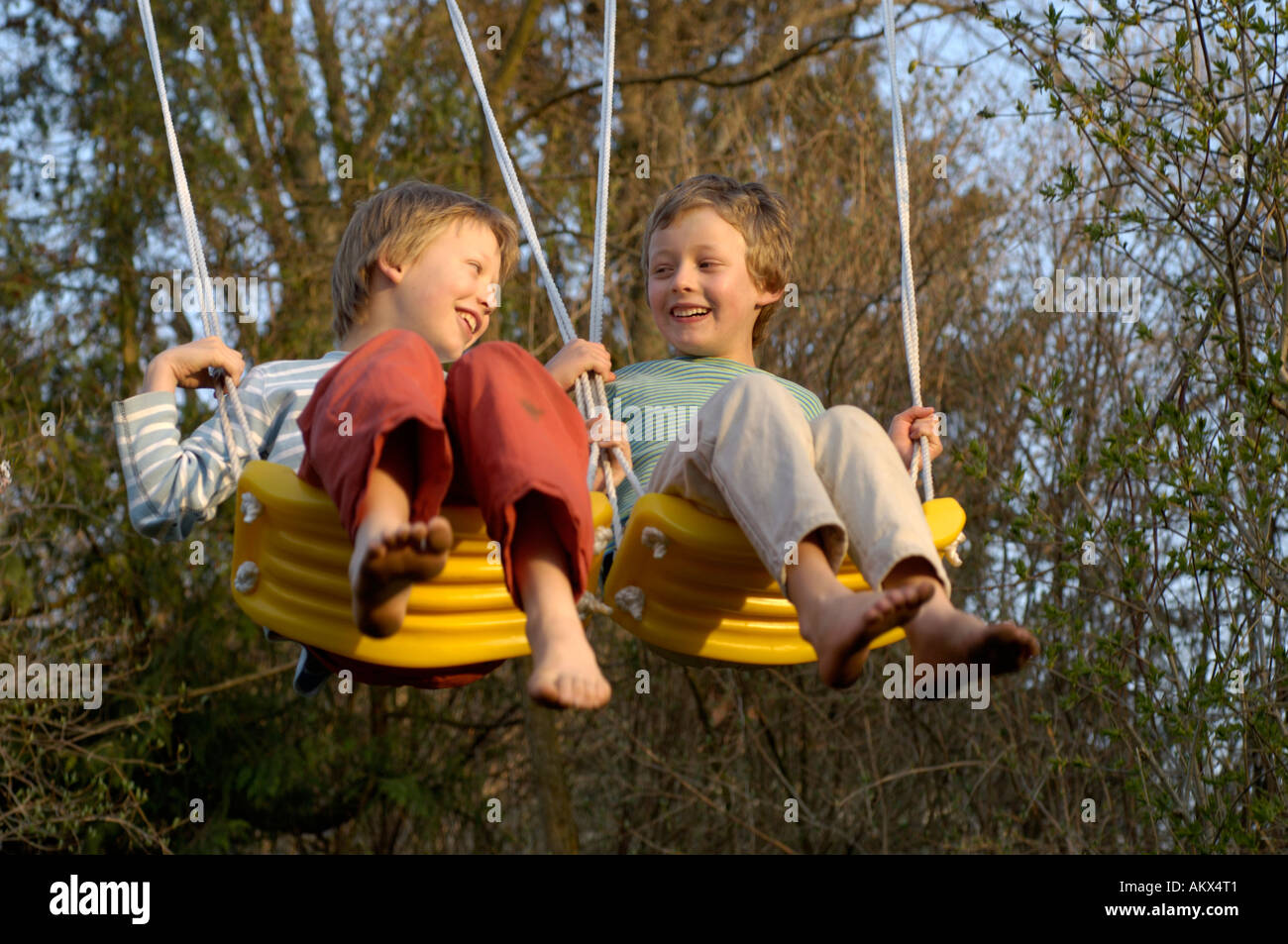 Otto-anno-vecchio e ten-year-old boys felice oscillante Foto Stock