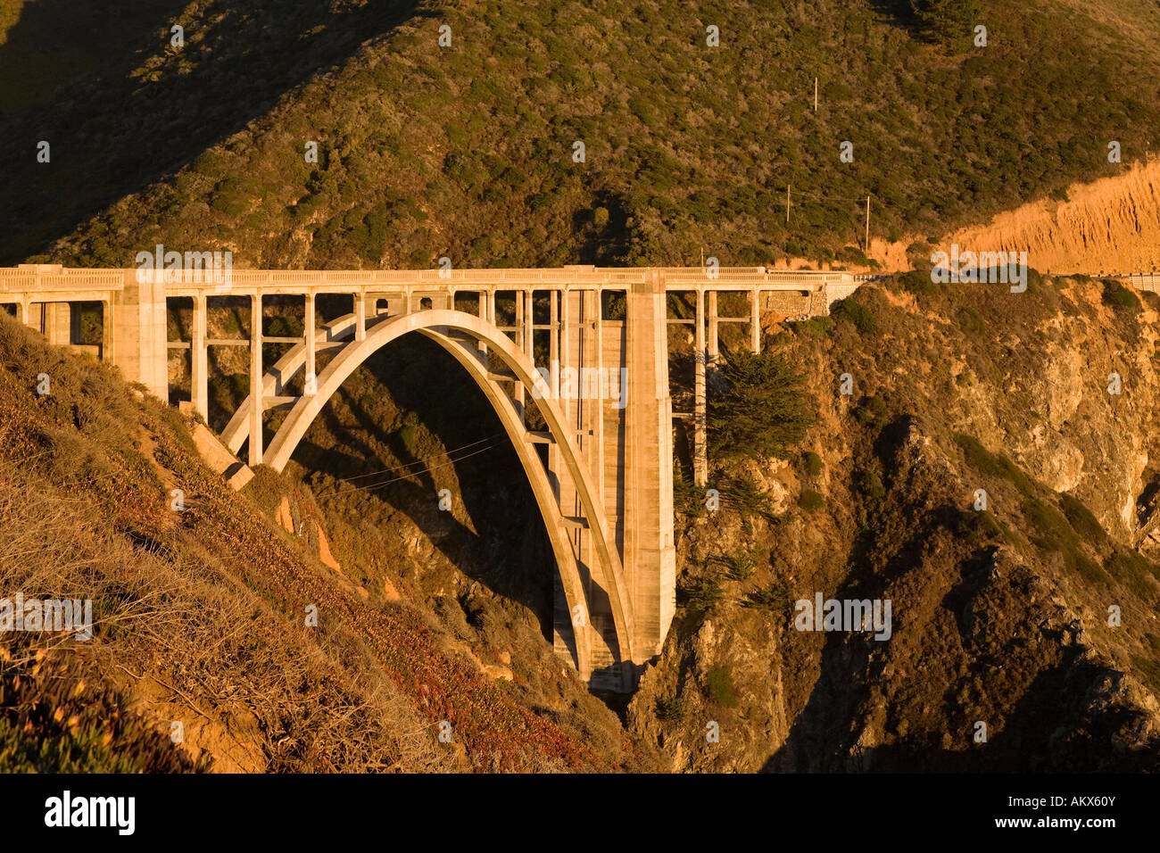 Bixby Bridge nella calda luce del tramonto vicino a Big Sur California USA Foto Stock