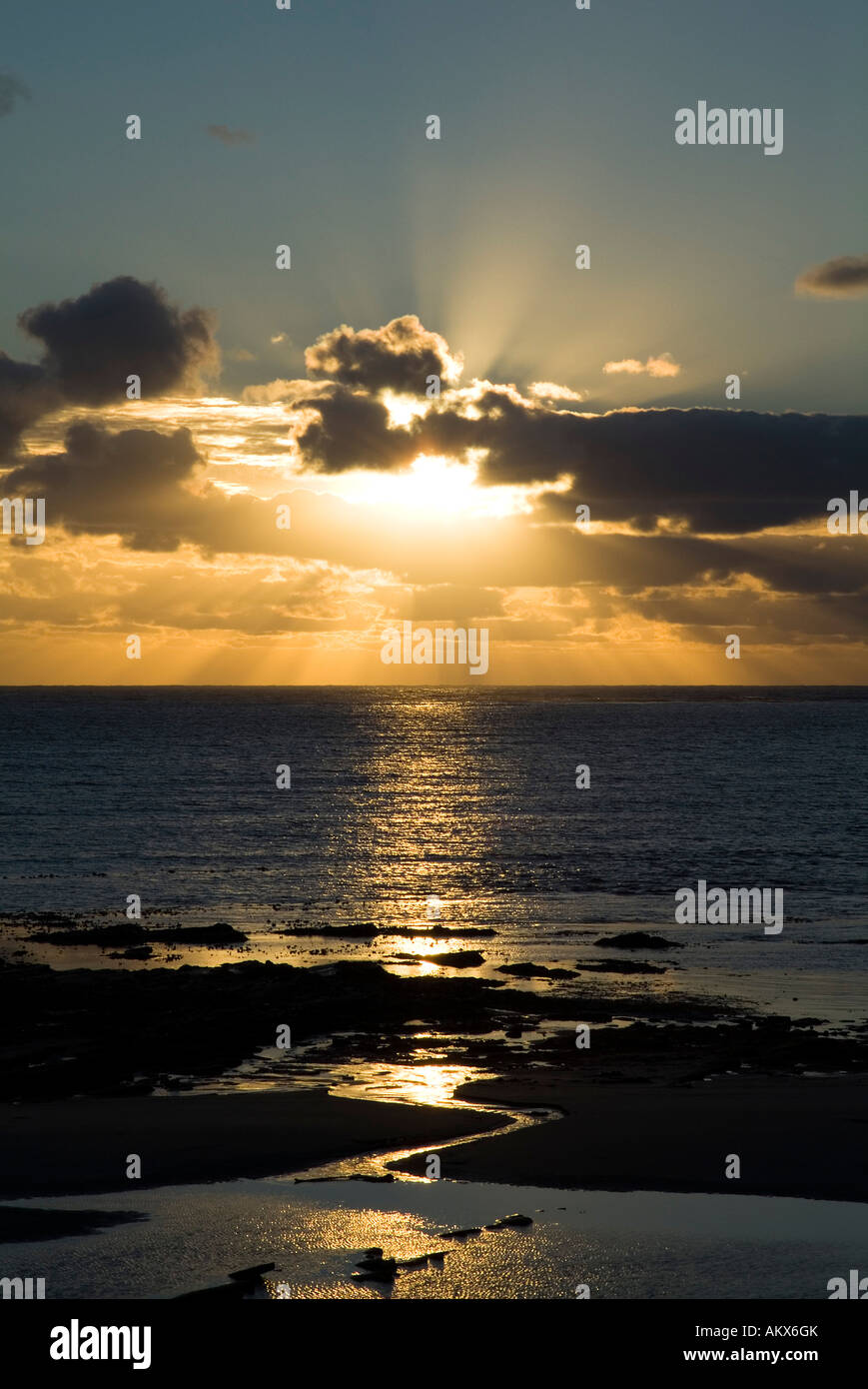 Dh spiaggia WARBETH ORKNEY tramonto oltre Oceano Atlantico settentrionale Foto Stock