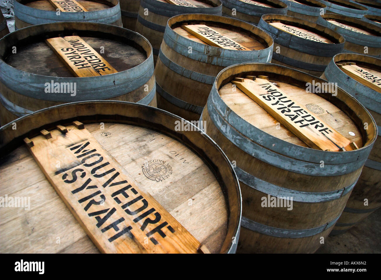 Utilizzate botti la posa in cantiere di una distilleria, get riciclati e riempito di nuovo. Foto Stock