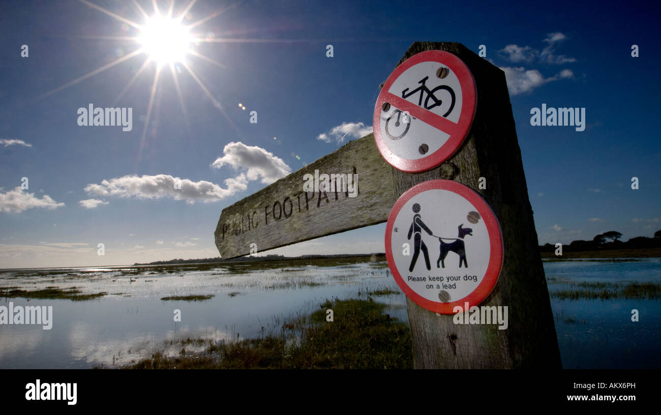 Un sentiero pubblico segno contro il drammatico cielo blu in Sidlesham West Sussex. Foto da Jim Holden. Foto Stock