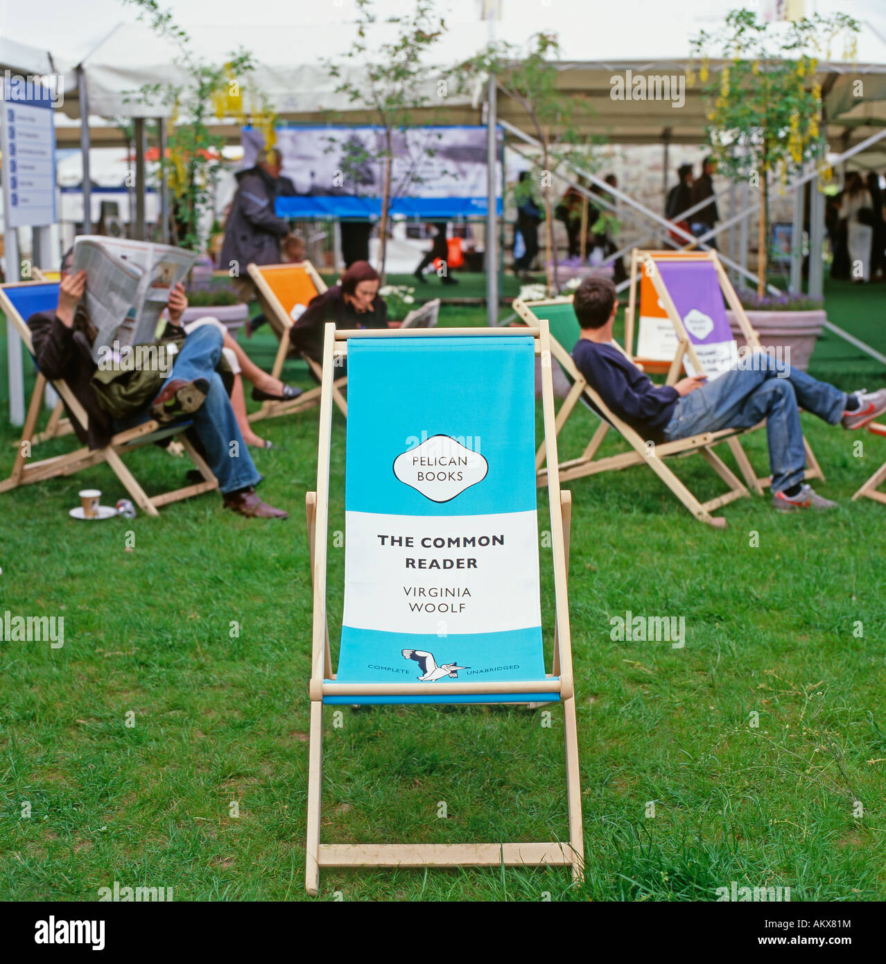 Pelican per la copertina del libro sedia a sdraio sul fieno Prenota sito del Festival Hay-on-Wye Wales UK KATHY DEWITT Foto Stock