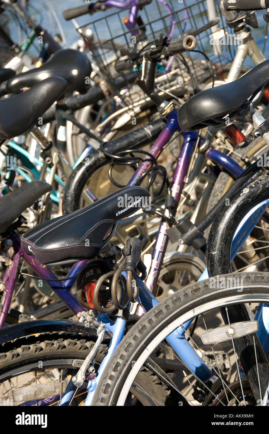 Biciclette parcheggiate England Regno Unito Regno Unito GB Gran Bretagna Foto Stock