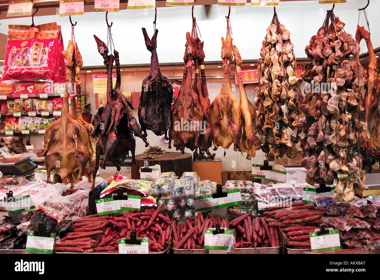 Le anatre e le salsicce in un supermercato, Shanghai, Cina Foto Stock