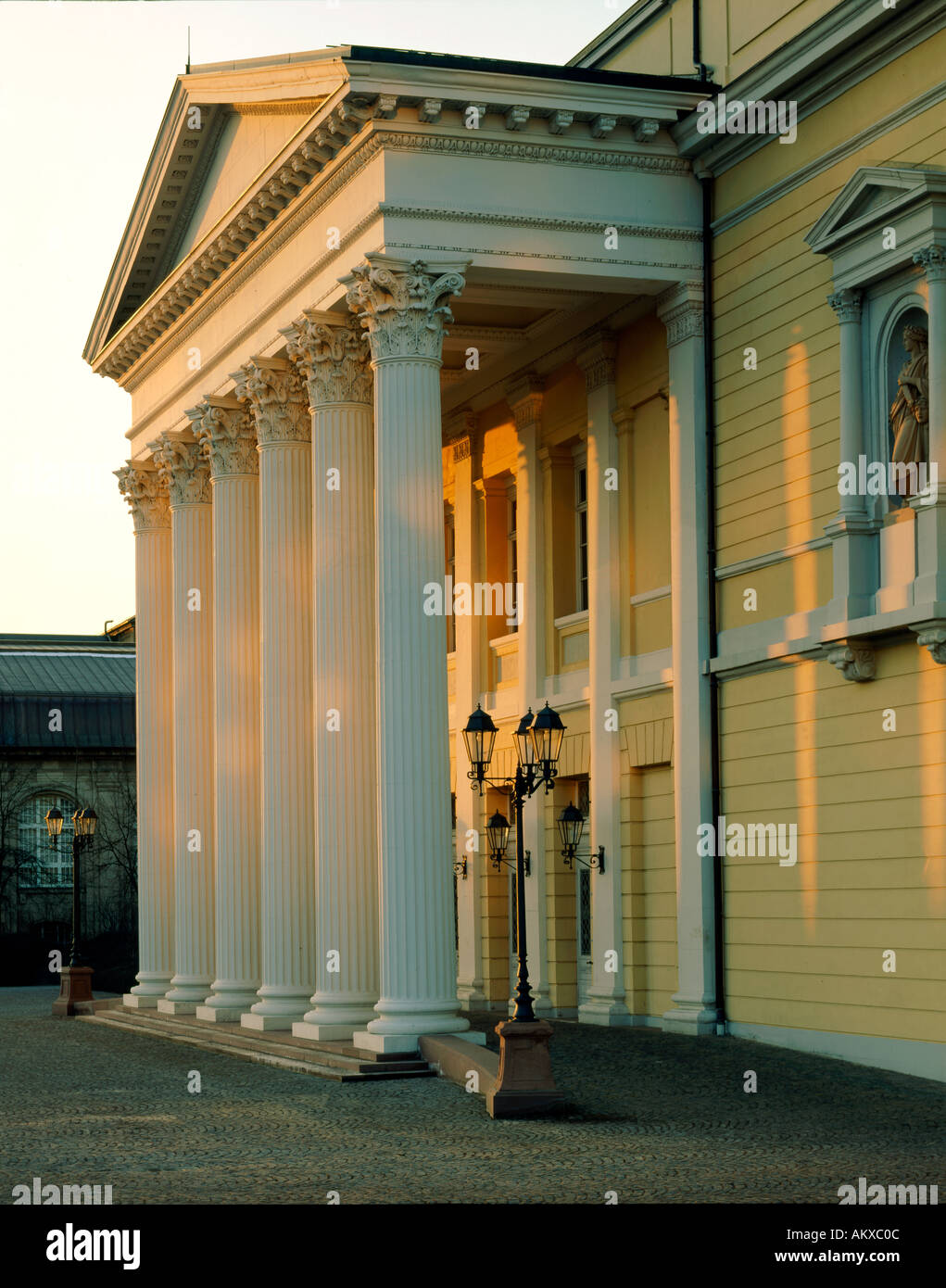 Il Teatro Antico edificio Darmstadt, Germania . Costruito nel 1819 da George Moller Klassizismus lo stile architettonico con Korint Foto Stock