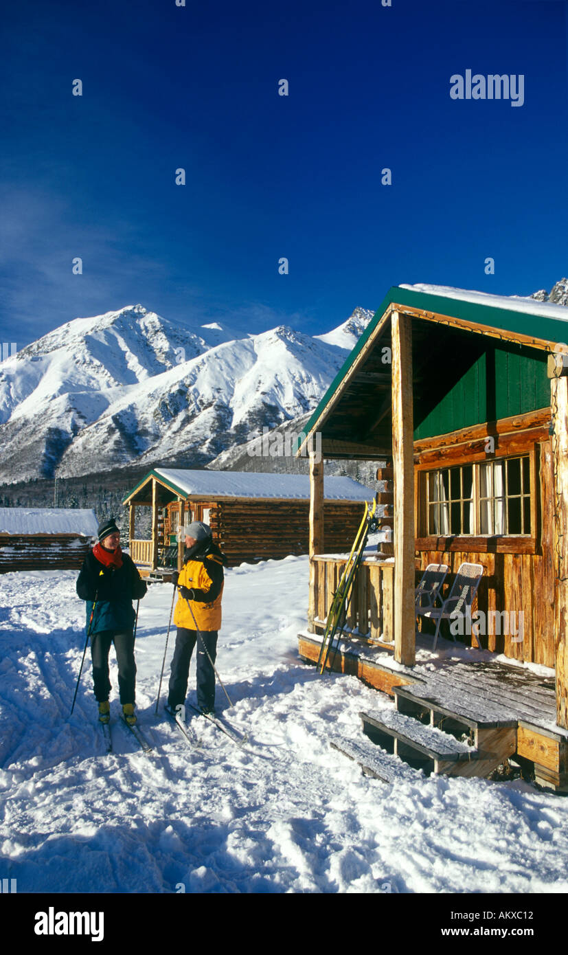 Due femmina fondisti nella parte anteriore delle cabine di registro Talkeetna montagne pecore Mountain Lodge Alaska MR Foto Stock