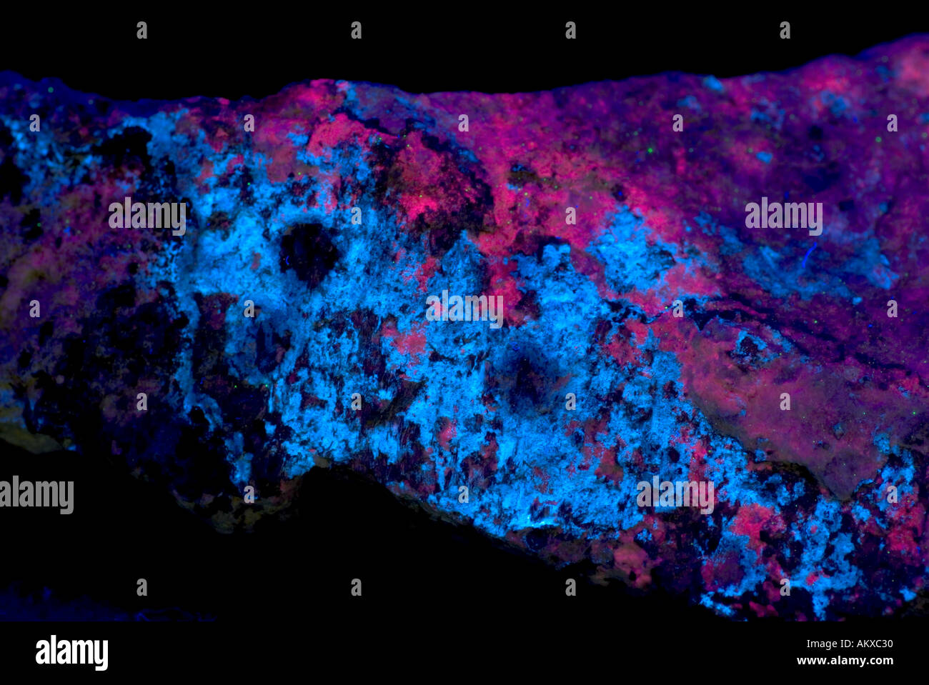 Hydrozincite fluorescente in vista in luce ultra violetta Foto Stock