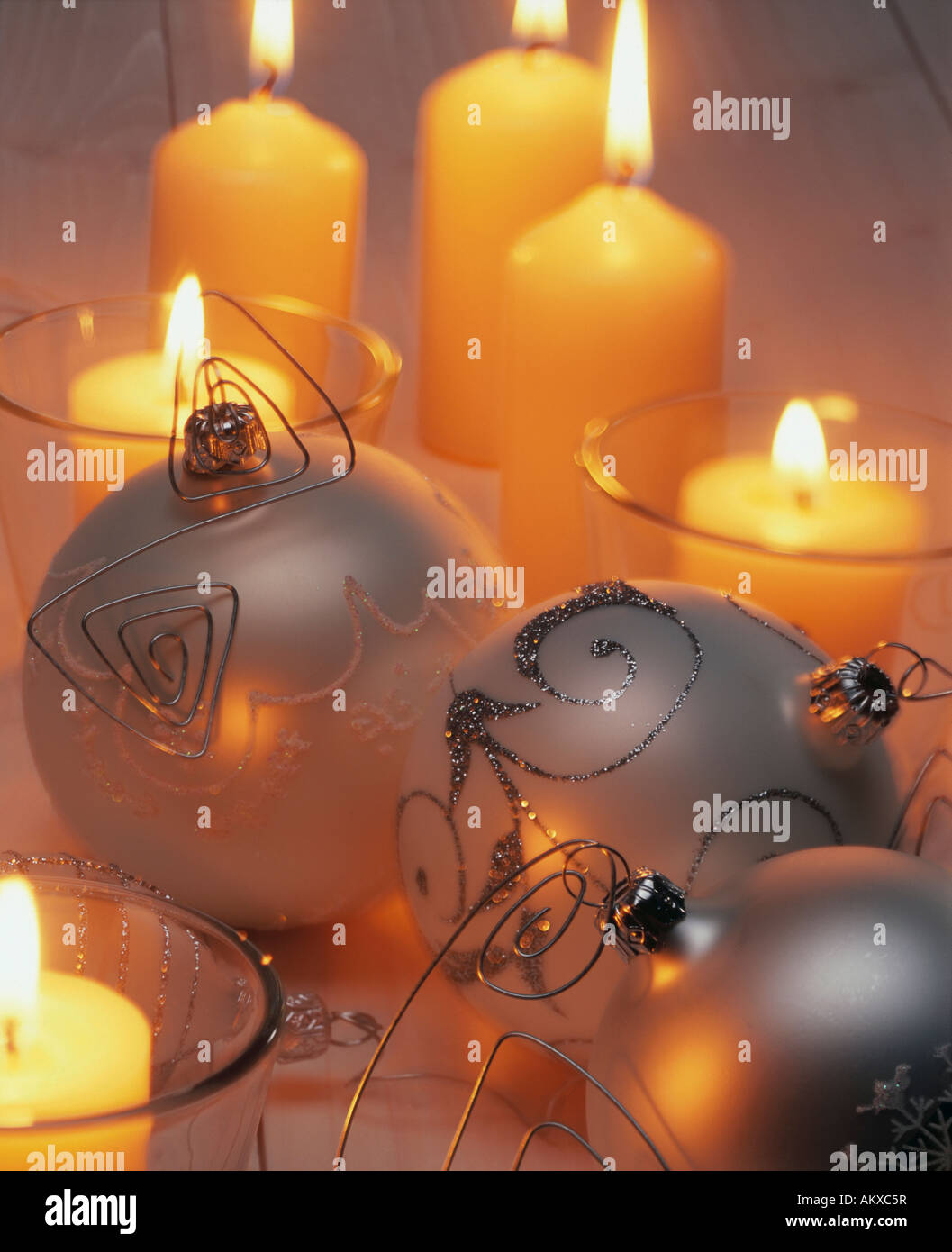 Albero di natale sfera ornamento e candele accese Foto Stock