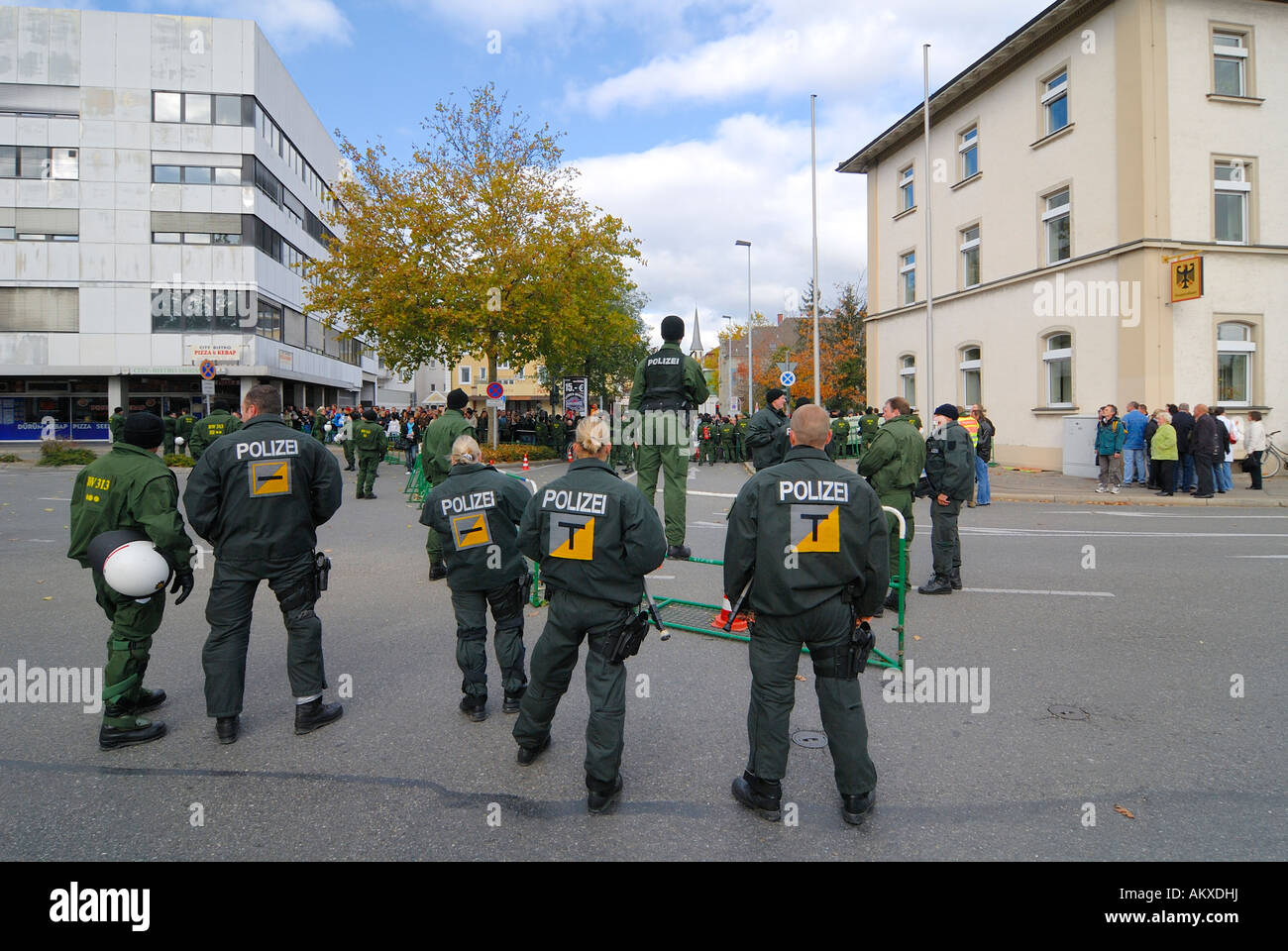 Antisommossa unità tenta di seperate violenti di sinistra e di destra demonstrants - Baden Wuerttemberg, Germania, Europa. Foto Stock