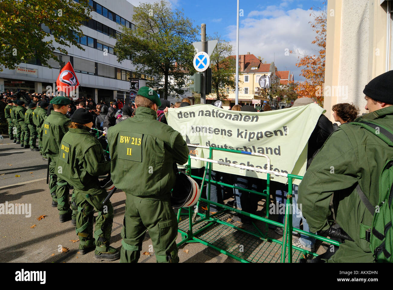 Antisommossa unità tenta di seperate violenti di sinistra e di destra demonstrants - Baden Wuerttemberg, Germania, Europa. Foto Stock