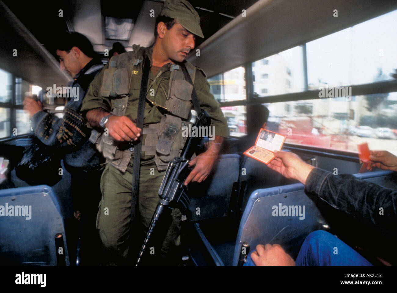 Soldato israeliano occhi palestinese di identificazione della carta in corrispondenza di un punto di controllo di sicurezza, Gerusalemme, Israele Foto Stock