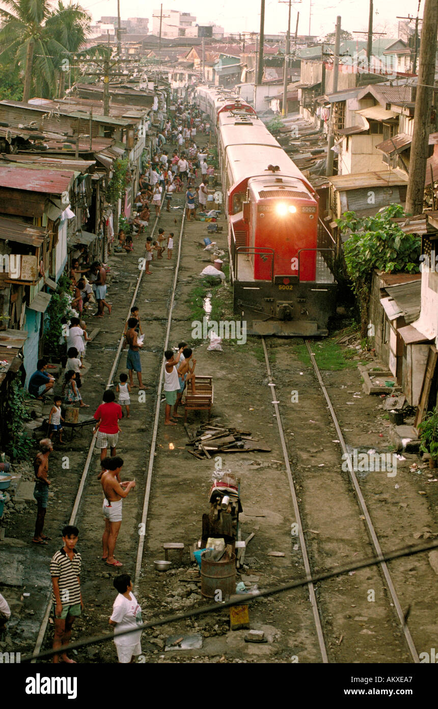 In Calcutta le condizioni di vita sono tali che il povero indiano famiglie spesso vivono sotto i ponti Foto Stock