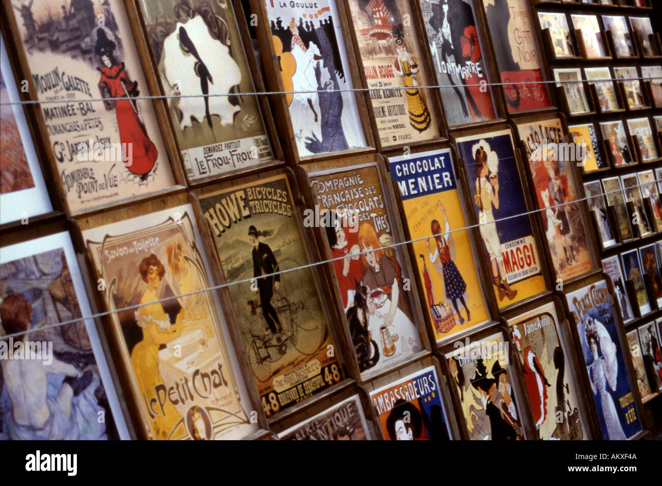 Close up vintage posters Montmartre Parigi Francia Foto Stock