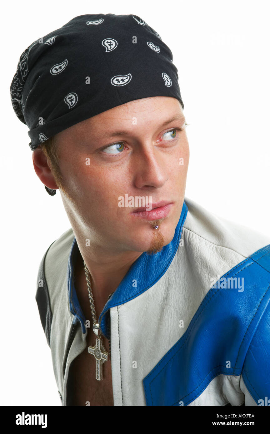 Anni Trenta guy in bandana pellami e croce Foto Stock