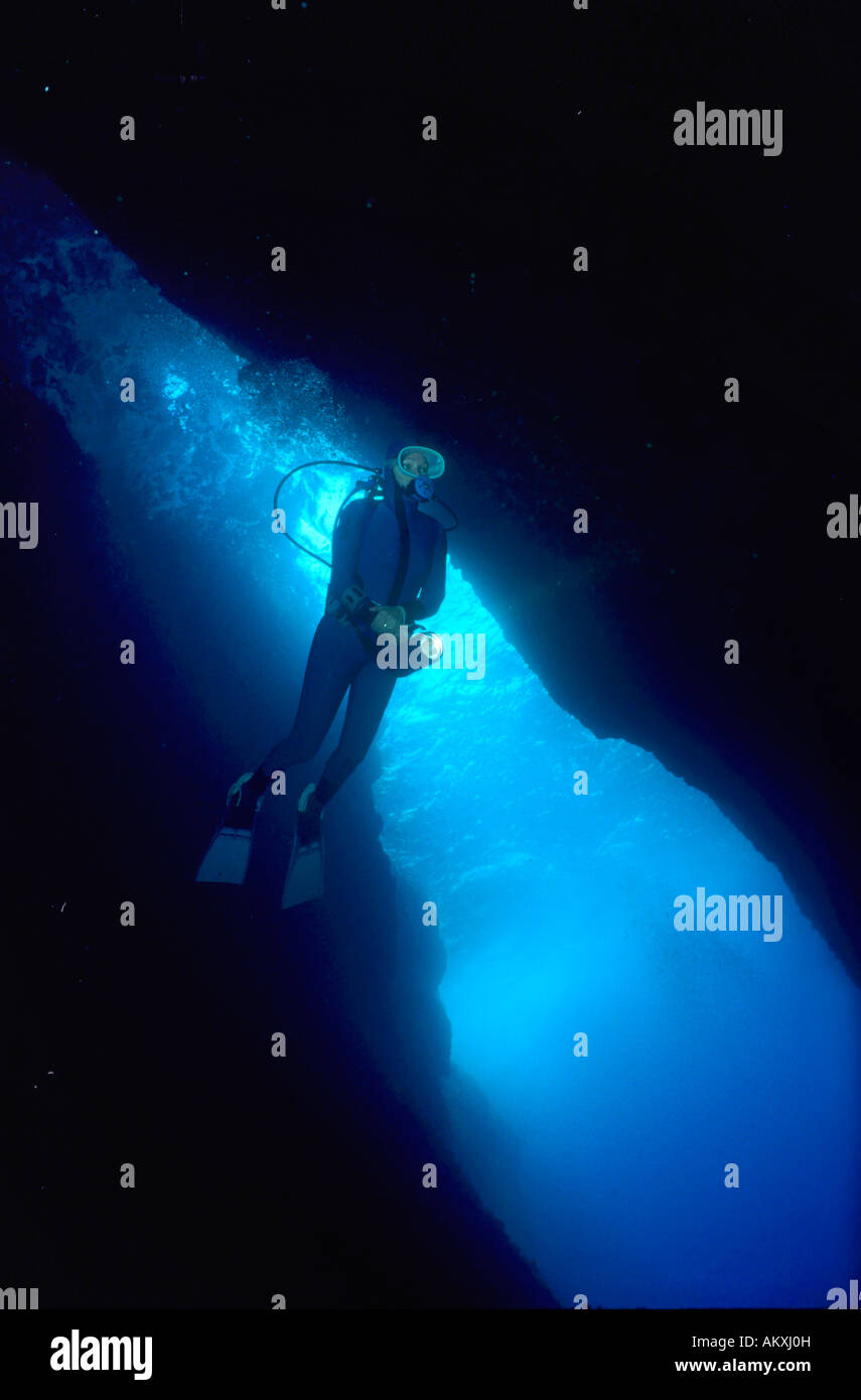 Diver è nuotare in una grande grotta, Mare Mediterraneo. Foto Stock