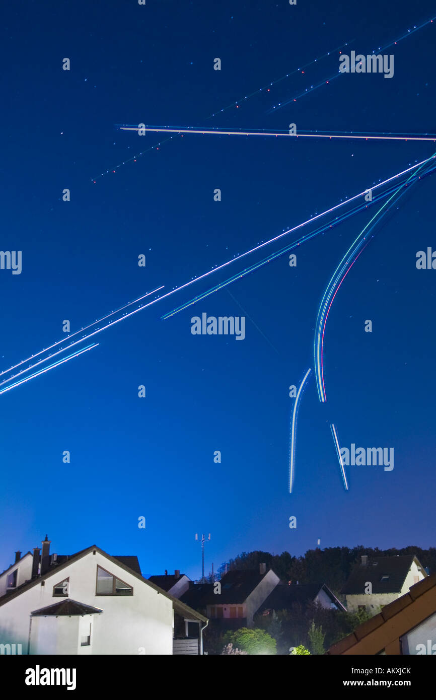 Esposizione a lungo termine degli aerei durante la notte nell'approccio all'aeroporto di Frankfurt vicino Muehlheim,, Assia, Deuschland. Foto Stock