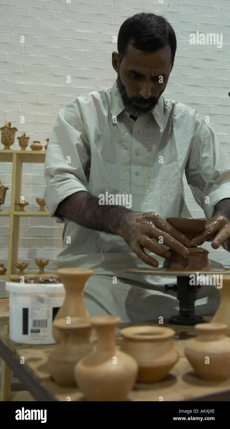 Artigianato tradizionale lavoratore di Multan, in Pakistan, rendendo terraglie di argilla a Glasgow Sufi Festival 2006 Foto Stock