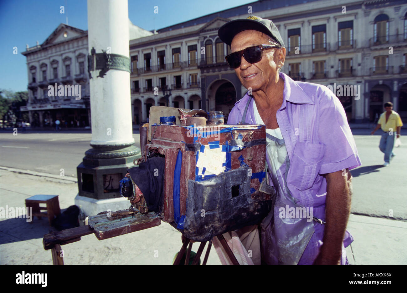 Fotografo con una telecamera selfmade vicino al Capitol, Havana, Cuba Foto Stock