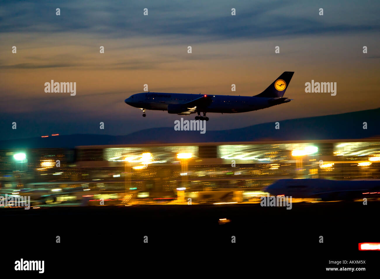 Un aereo della Lufthansa tedesca di notte si avvicinano sul Rheiin aeroporto principale, Francoforte Hesse, Germania. Foto Stock