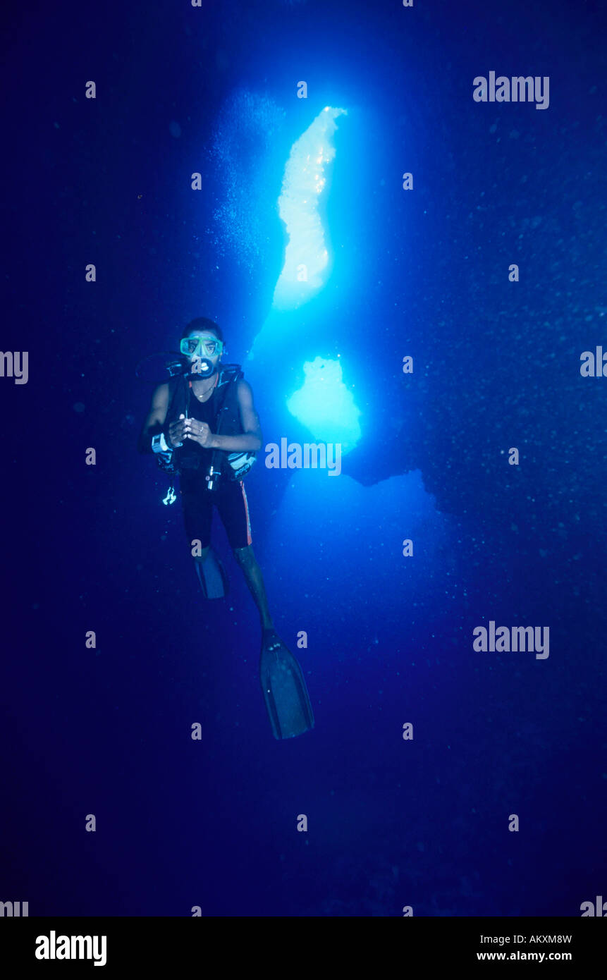 Un subacqueo in immersione in caverna sottomarina di Palau Micronesia. Foto Stock